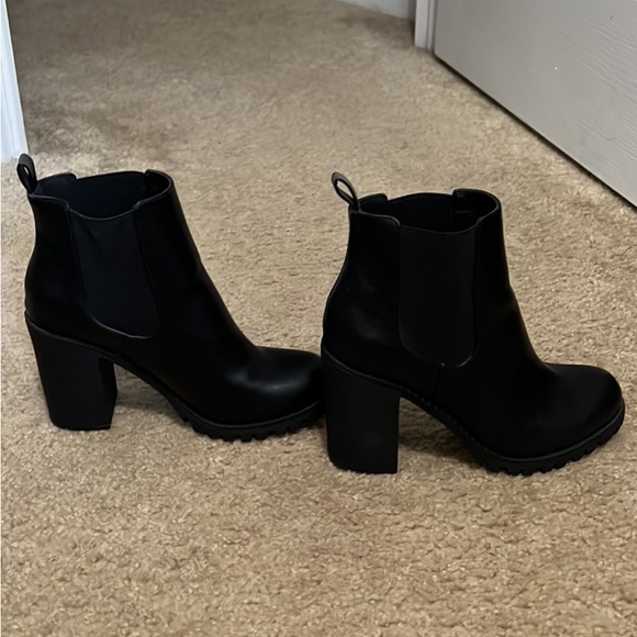 Chunky heel black booties - Picture 3 of 4